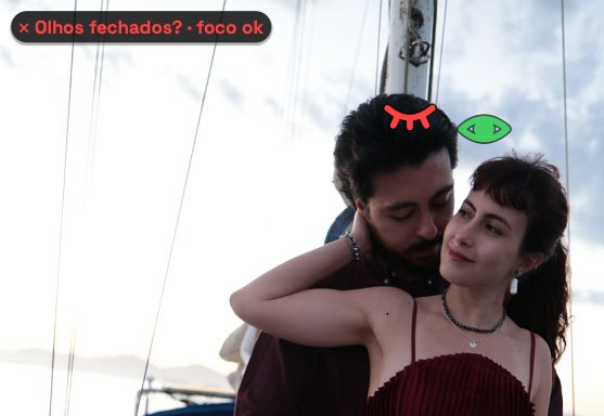 Marcas de olho fechado e olho aberto sobre os rostos de um casal